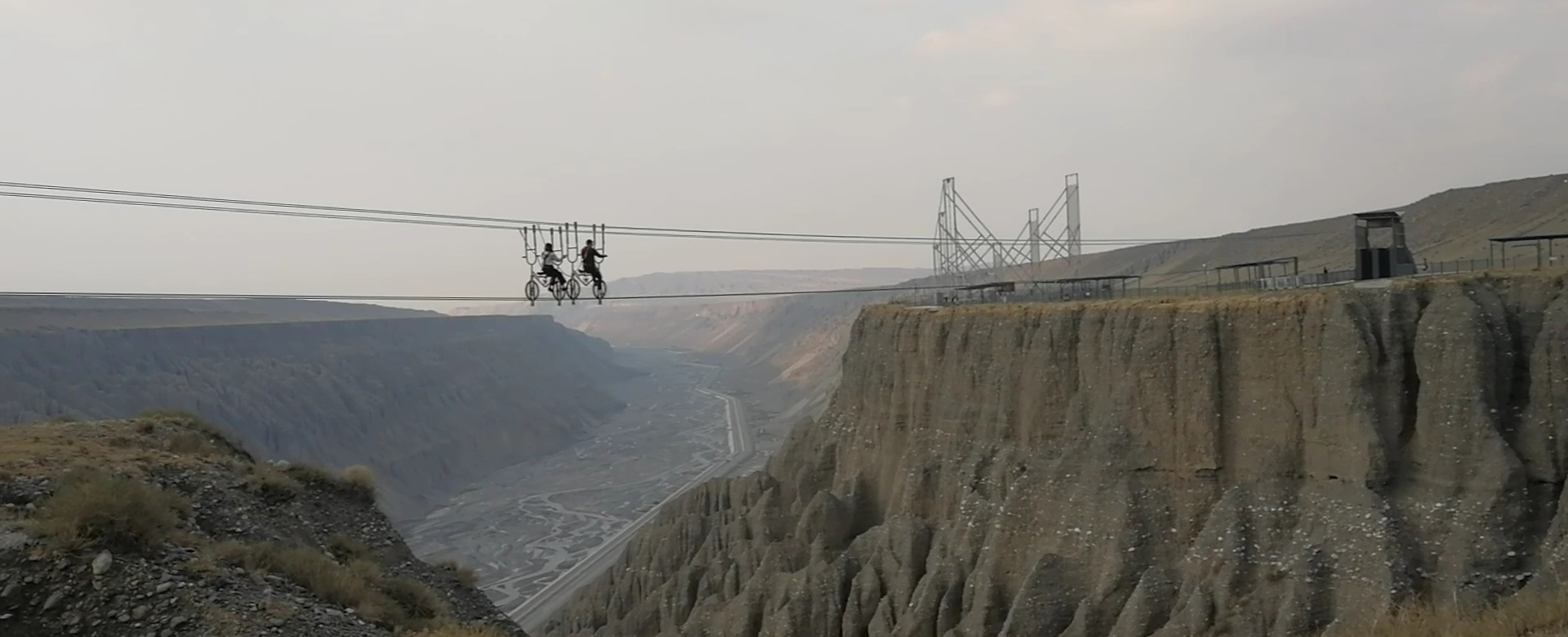 高空自行車-浙江鵬鳴游樂設(shè)備有限公司